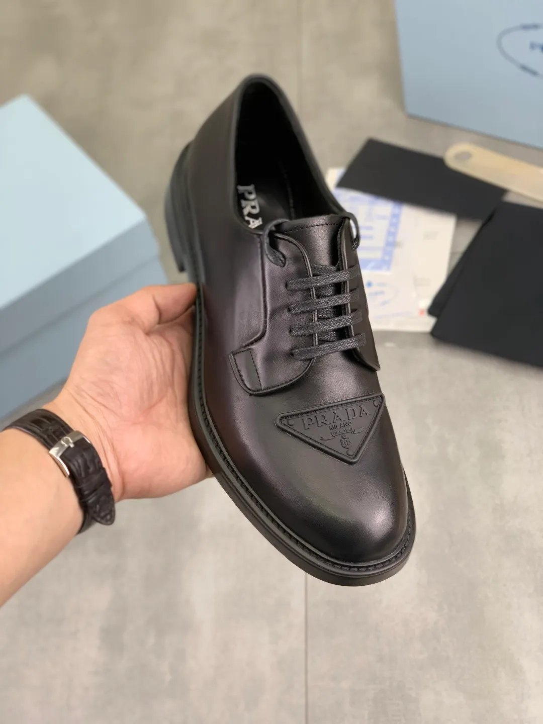 Men's Men's Shoes💰P640💰[New Style] High Quality Water-dyed Niuli 🆘[PRADA] Prada's latest casual business leather shoes for men! Listed simultaneously! The fabric is made of specially imported original calfskin, and the interior is made of imported water-dyed cowhide. It is absolutely luxurious and leads the fashion trend. High-end combination rubber outsole, size: 38-44 (45 and 46 can be customized) 3️⃣ colors available